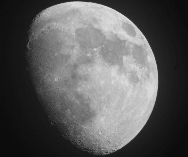 Gisterenavond heb ik foto’s van de maan gemaakt. Eerst was het behoorlijk helder later werd he