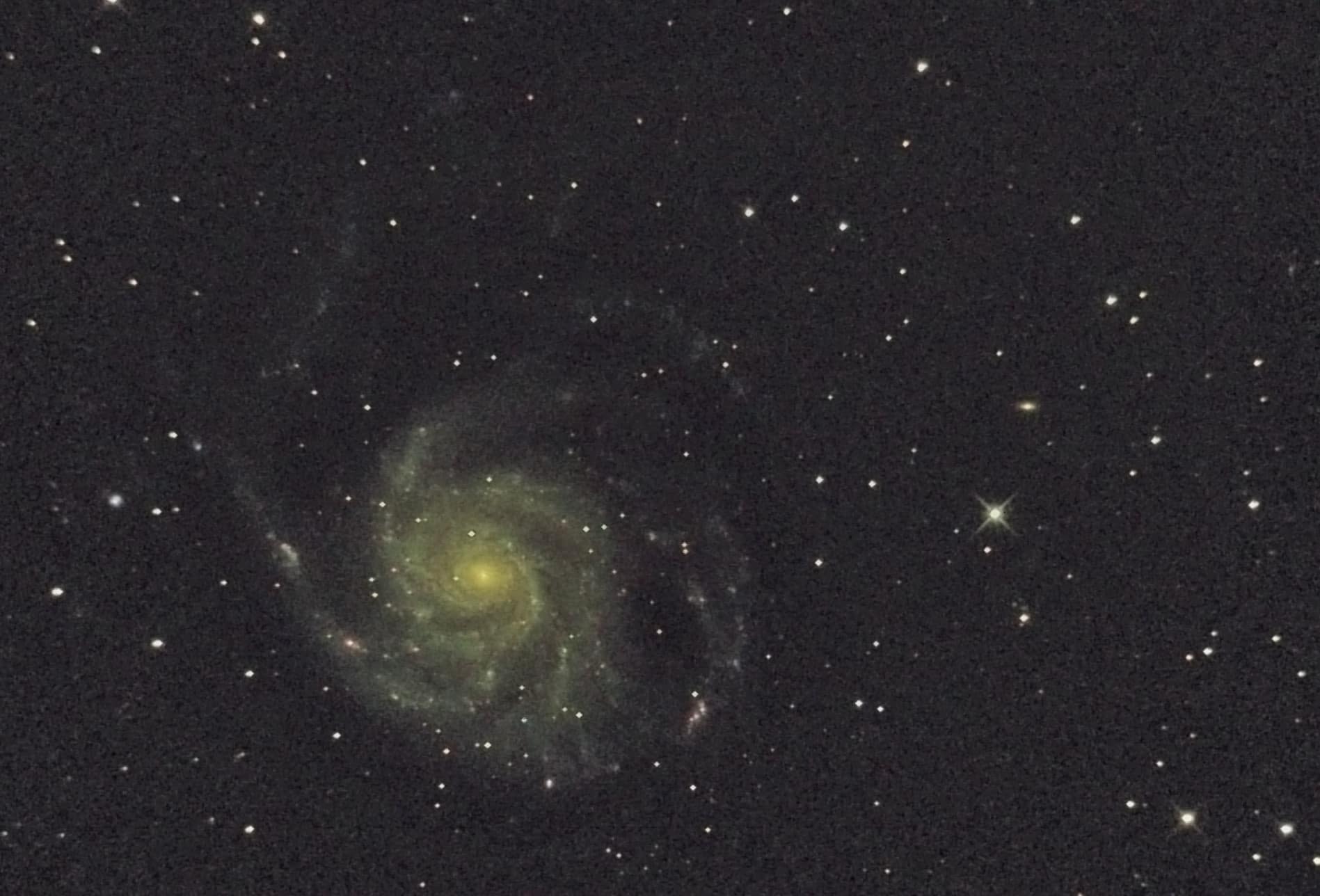 Dit is M 101 in de Grote Beer, gemaakt met de 300m F 4 en een ST 4000 XCM op 1 maart 2012. Ik had to