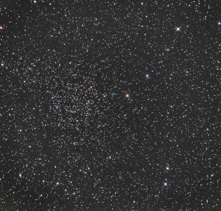 Dit is NGC 7789 in Cassiopeia, een van de fraaiste open sterrenhopen die te vergelijken is met M 11,