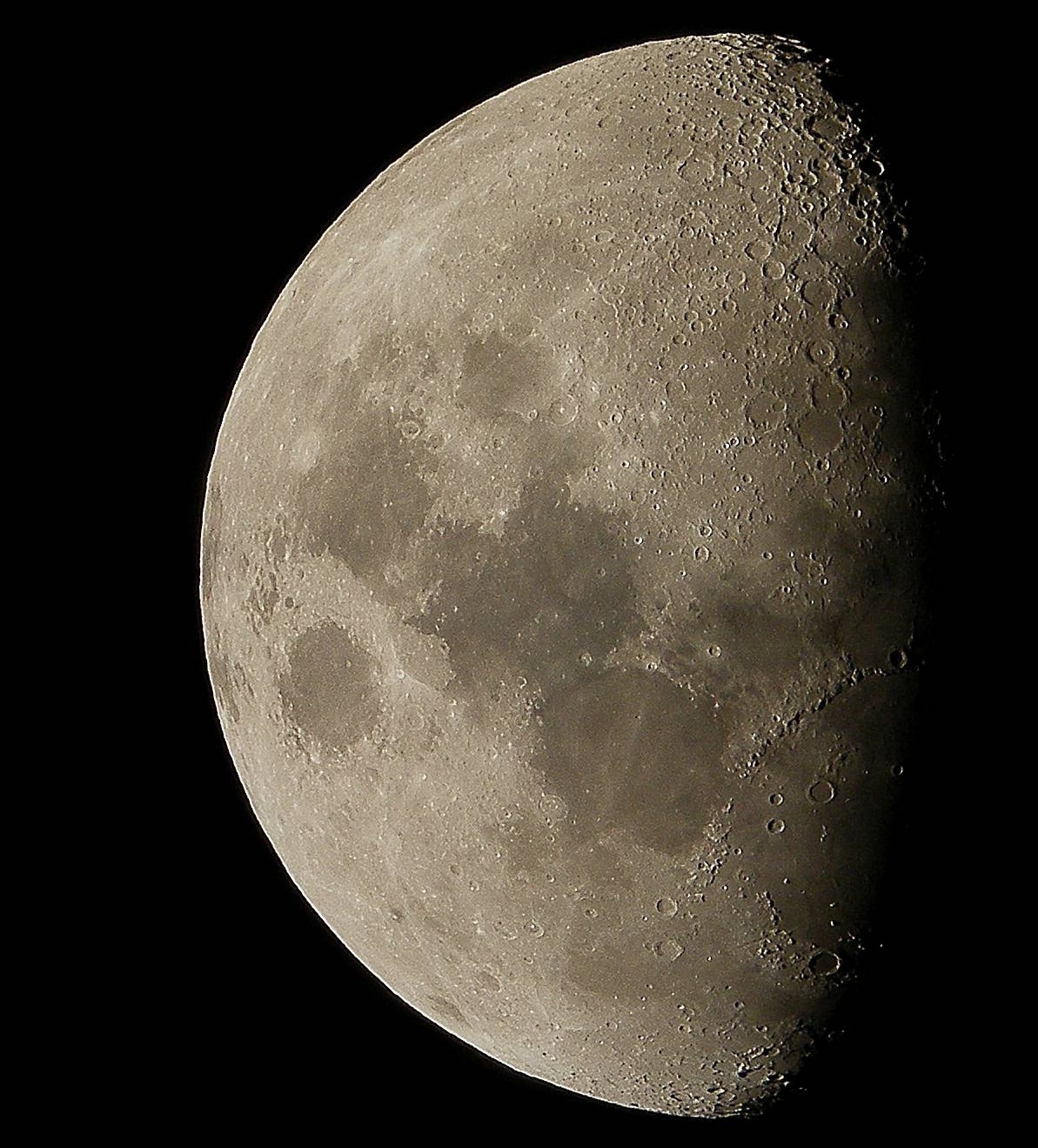 Dit was een van mijn eerste digitale Maansopnamen. Gemaakt met een kleinbeeldcamera, een Fuji Finepi