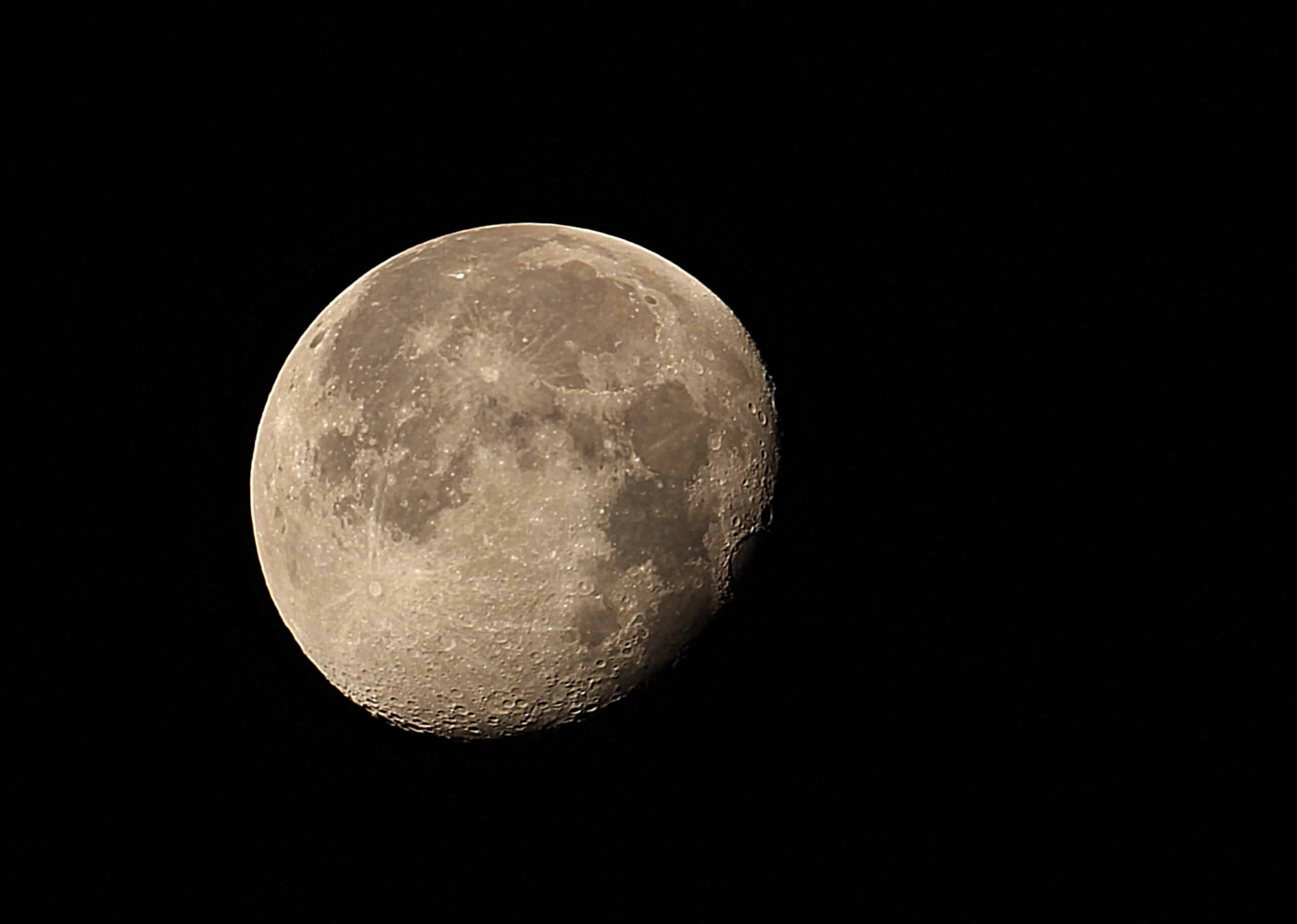 De eerste testopname met de Epsilon 180 ED van de maan in primair focus met een DSLR camera, de Cano