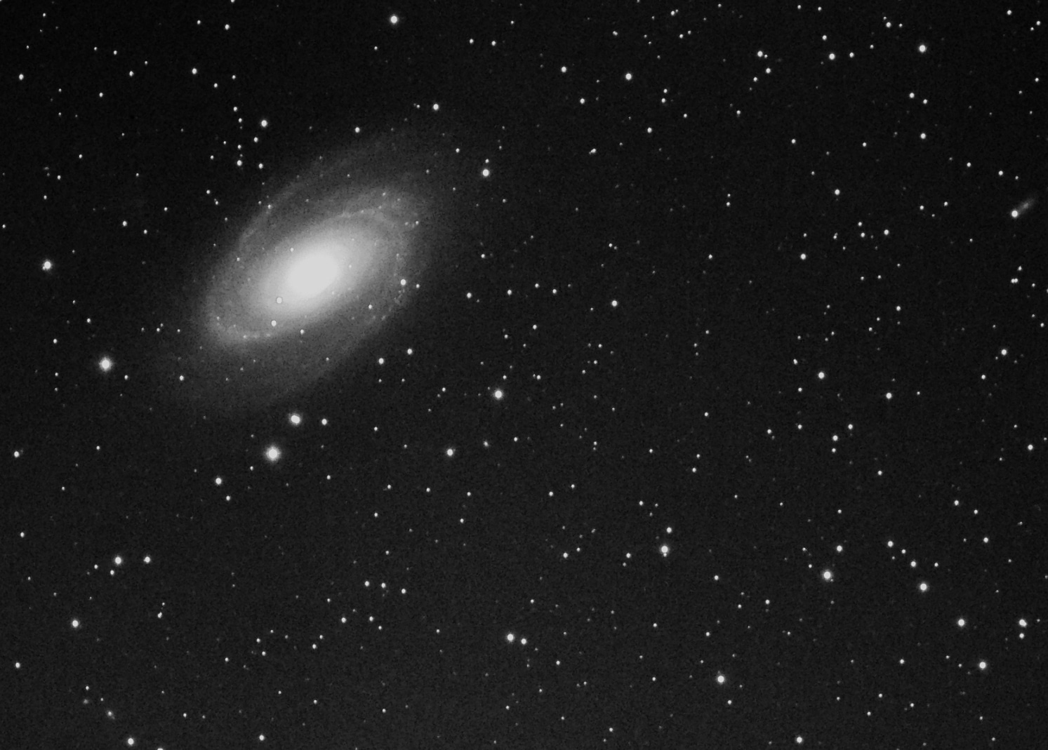 Hier is M 81 wat uitvergroot opgenomen met de FSQ 106mm en 20 minuten belicht met een UHC filter in