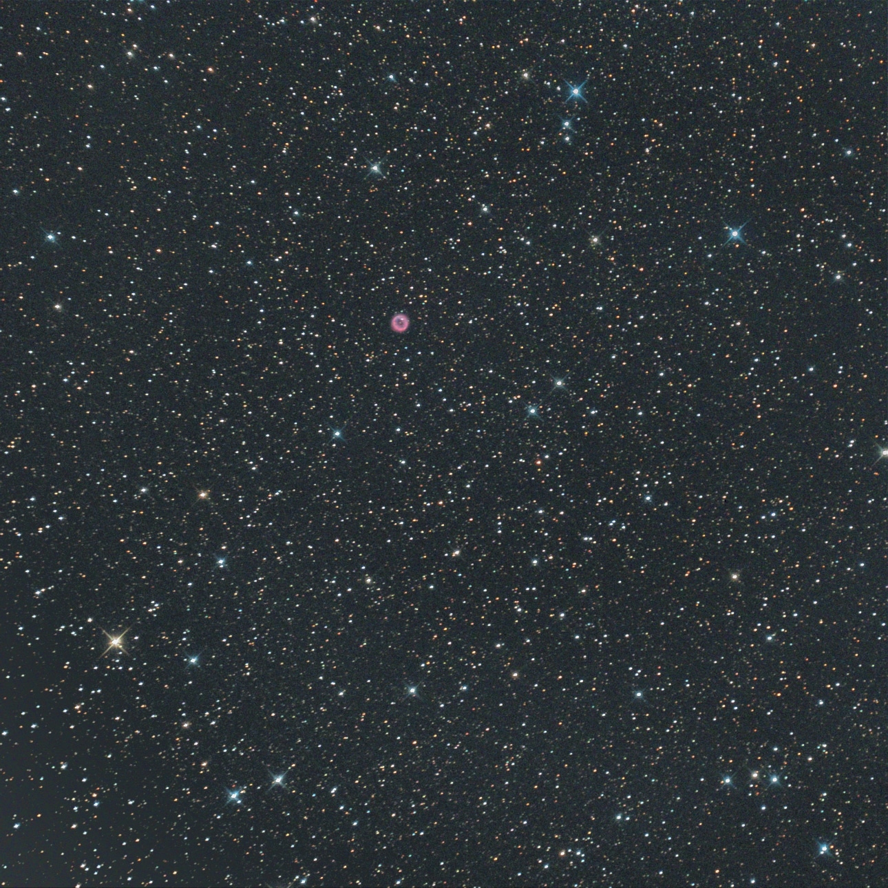 Dit is NGC 6894 een planetaire nevel in de Zwaan, 15 minuten belicht. Er zit een kleine volg fout in