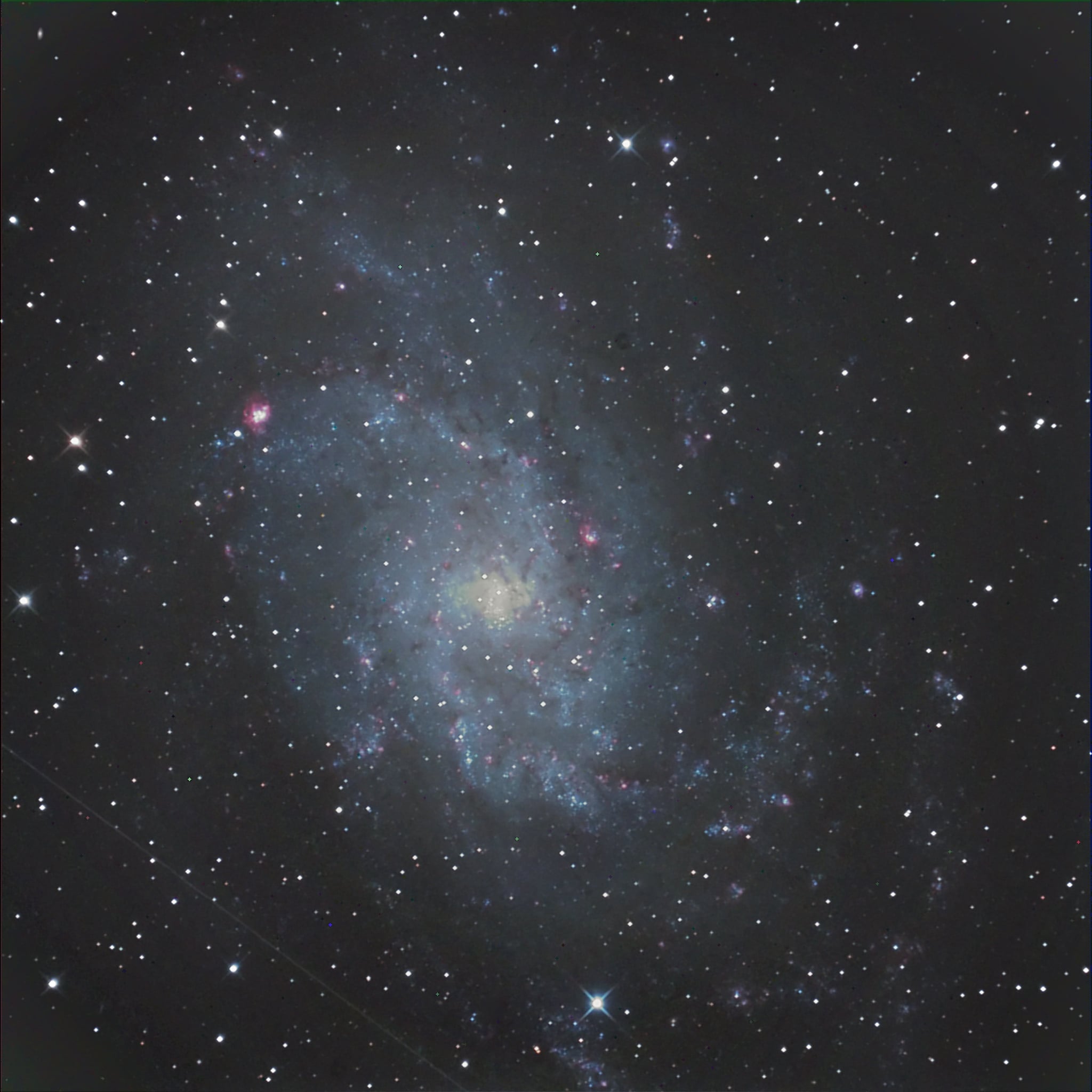 Dit is M 33 genomen met de 300mm F 4 en de ST 4000 XCM op 9 oktober 2013 en 20 minuten belicht op ee
