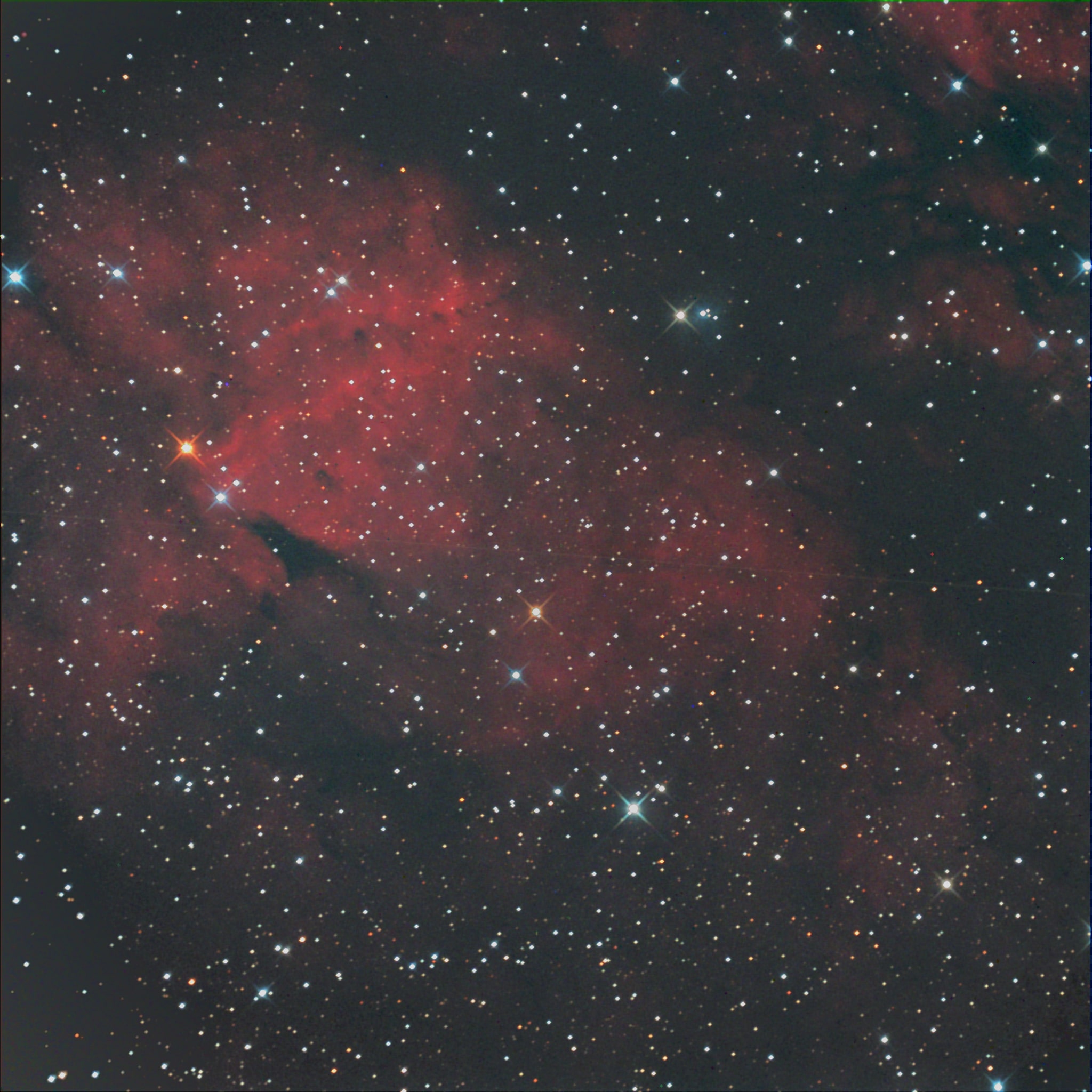 Dit is IC 1318b een nevel in de Zwaan, opgenomen met de 300mm F 4 en de ST 4000 XCM, 15 minuten beli