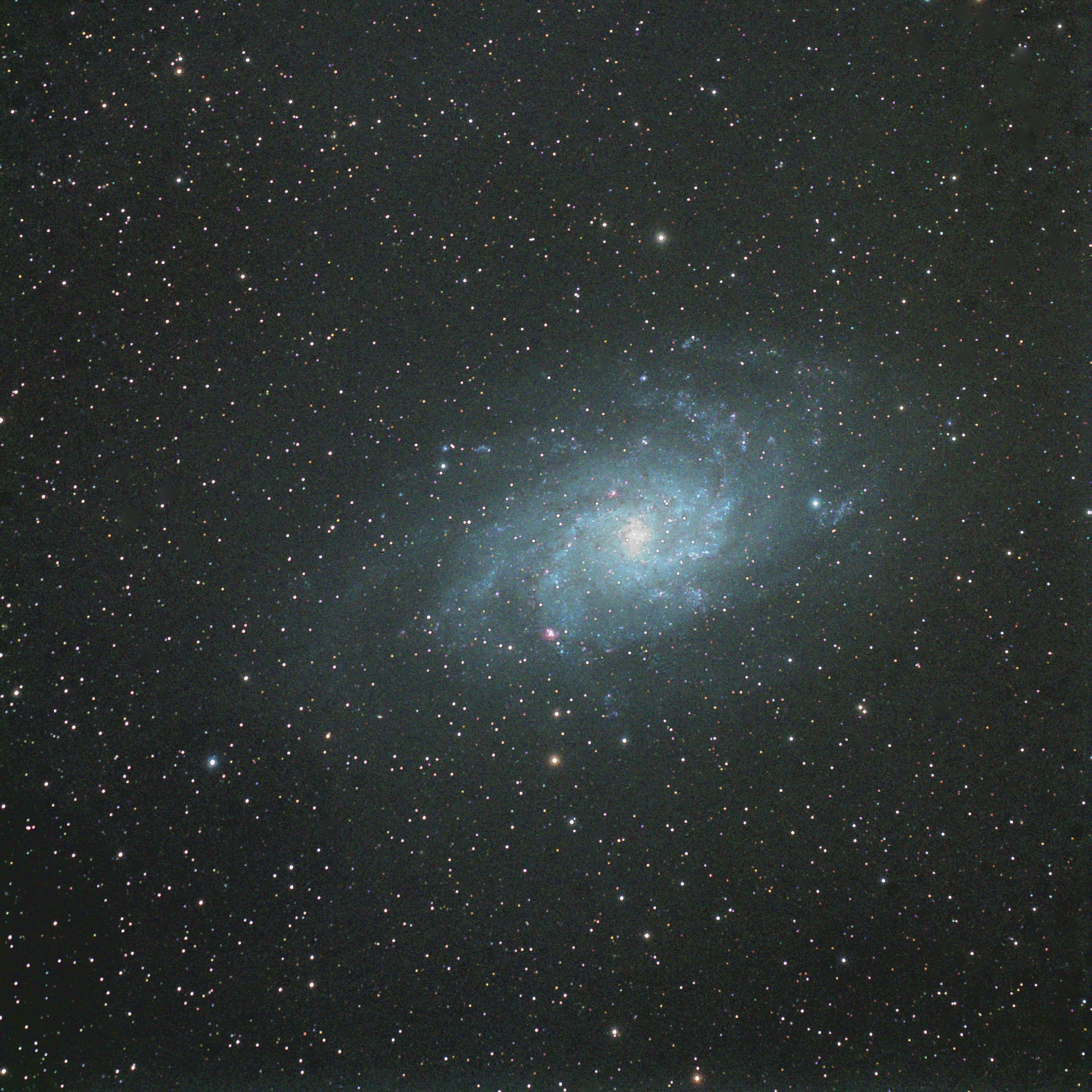 Dit is M 33 op zijn kant door de FSQ 106mm. Het is altijd vreemd, met deze kijker krijg ik hem altij