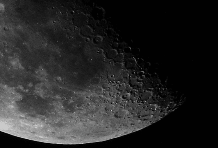 Vanmorgen (16/9) was het 1e kwartier. Foto genomen om 6,20 uur, F=16, t=1/10 ISO 800. De kraters Wal