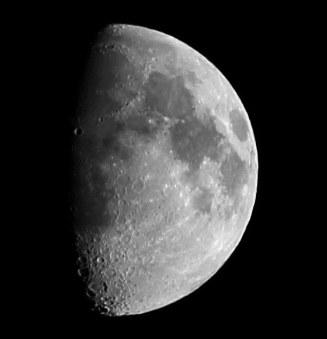 Deze foto heb ik net genomen van de maan met mijn telelens. Oeff ik ben helemaal verbluft van het re