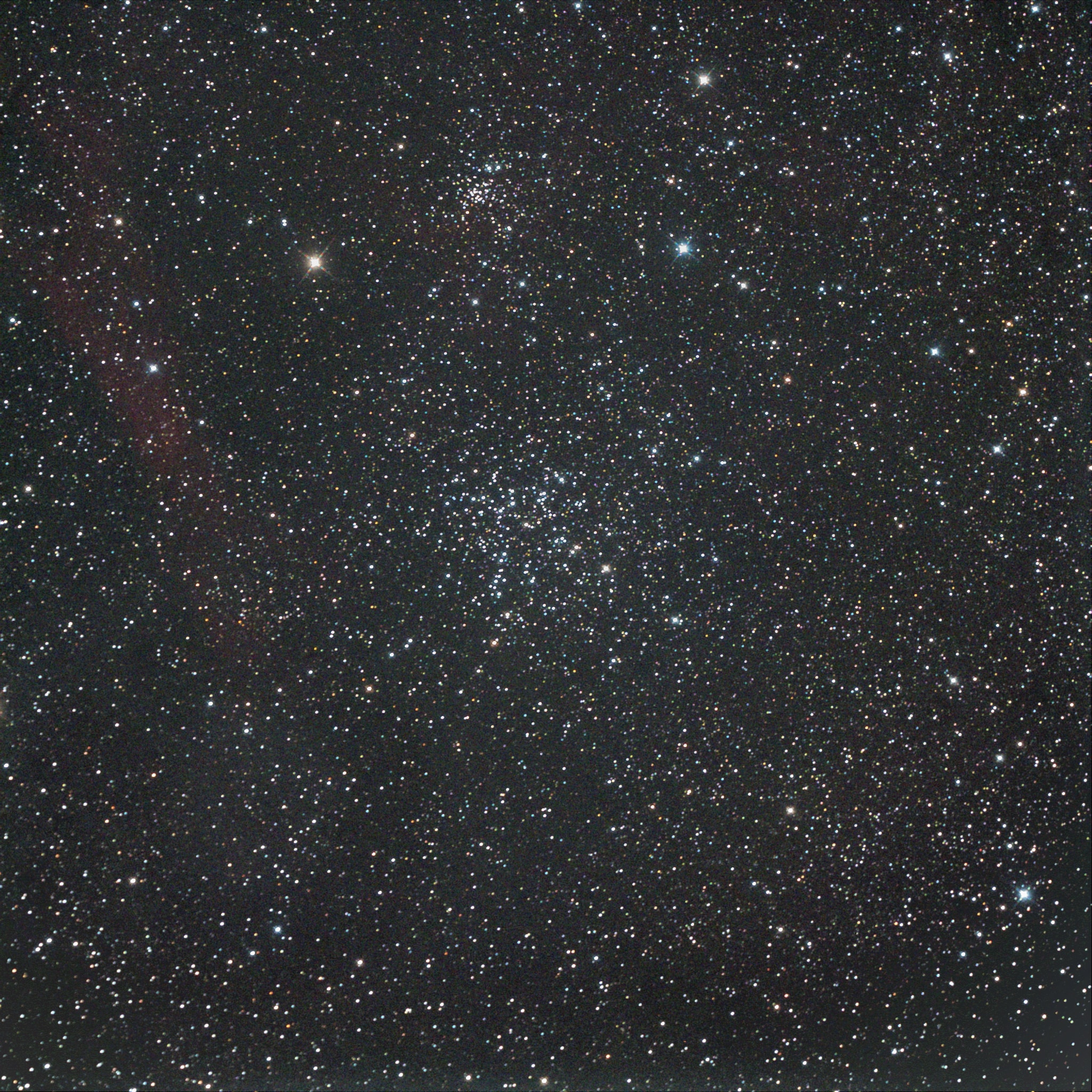 M 38 en NGC 1907 zijn fraaie sterrenhopen in Auriga en zelfs is nog een rode gaswolk te zien. Ook ge