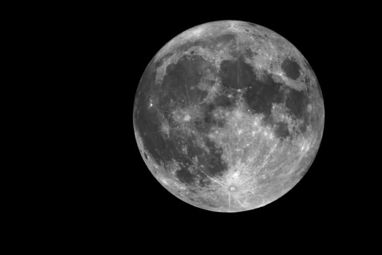 Volle maan (6/9) t=1/250 ISO 800. 50 frames gestacked in RS 6-11-2104 Pp