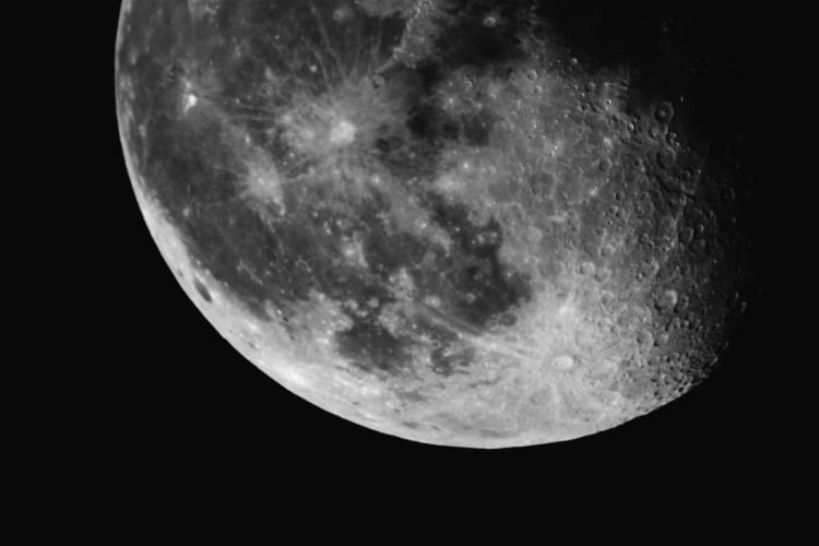 Maan dinsdagmorgen 5,30 uur t=1/40 s, ISO 800 68 foto’s gestacked in Registax IMG_1956 Stack 1