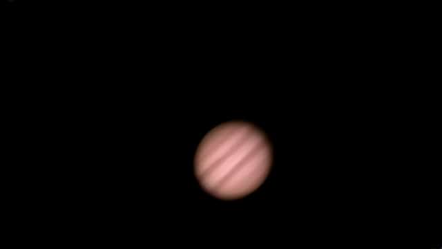 een opname van Jupiter donderdagmorgen (13/11) ca 5,30 uur t=1/30 sec ISO 800. ca 3 min AVI ca 2600