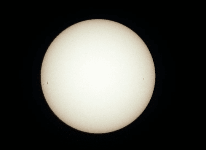 Hierbij een foto van de zon vandaag om 1,45 uur t=1/4000 ISO 200 17 frames gestacked in Registax 23-