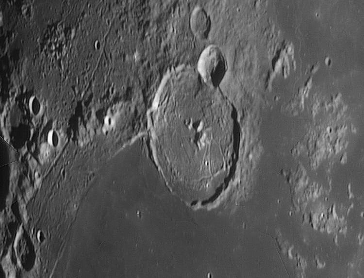 Net voordat het weer dicht trok met de wolken Gassendi opgenomen met de 250mm Newton, 3x Barlow, W 2