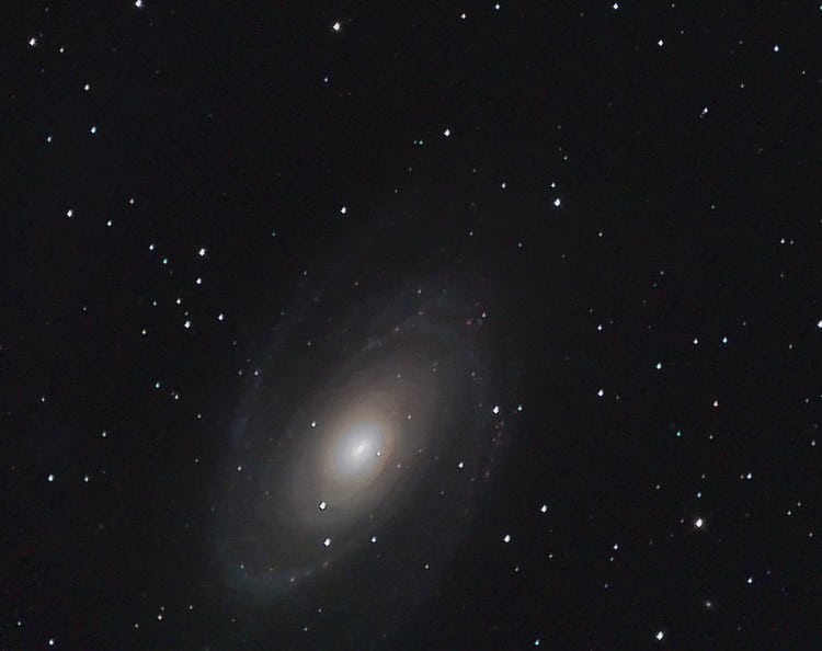 Al waren de omstandigheden niet ideaal, toch een paar DSO opnamen gemaakt (M 81) met de 300mm F 4 en