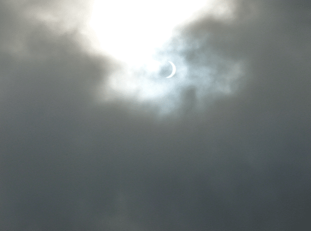 Hierbij een foto genomen ca 9 minuten na de totale verduistering Zonsverduistering 20-3-2015