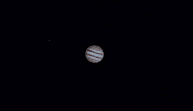 Een foto van Jupiter van dinsdagavond 28/4 om 23,00 uur met links Ganymedes. Scherp gesteld op de Ma
