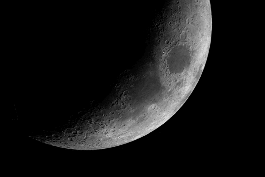 Een foto van de maan afgelopen donderdagavond (23/4) met mijn Polarex 35 frames t=1/10 sec ISO 400 m