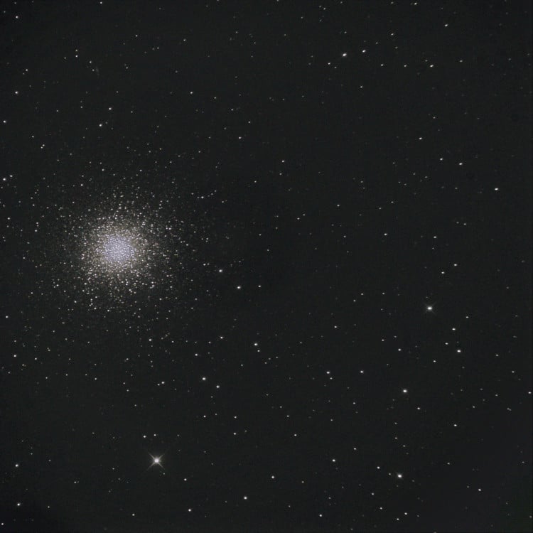 Na twee heldere nachten hier een voorproefje. M 13 door een kleurencamera van een 300mm F 4. Op de G