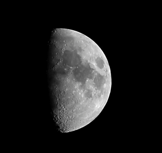 Dit is de eerste foto van de Maan genomen in BonnyRigg Schotland met een 200 mm telelens op een foto