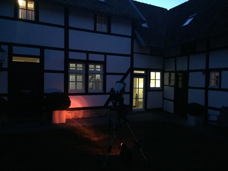Ik heb voor de voorkant van huis gekozen, geen wind! En bediening van uit de woonkamer! IMG_1089