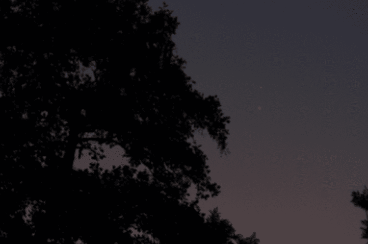 De samenstand van Jupiter en Venus van vanavond (30/6) om ca 23,00 uur. t=1/40 F5,6 ISO 800 met 200