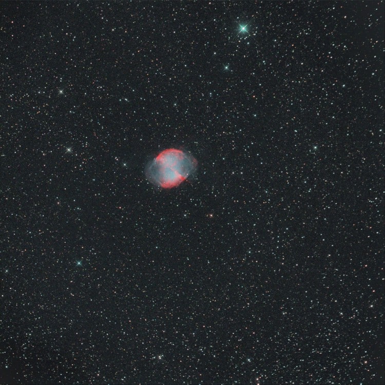 Nu we toch met M 27 bezig zijn hier mijn versie met de 300mm F 2,8. Wel aardig, maar te klein afgebe