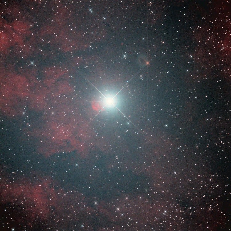 De ster gamma Cygni tussen de nevels, ik vond dit een aardig onderwerp voor mijn 300mm F 2,8. Het wo