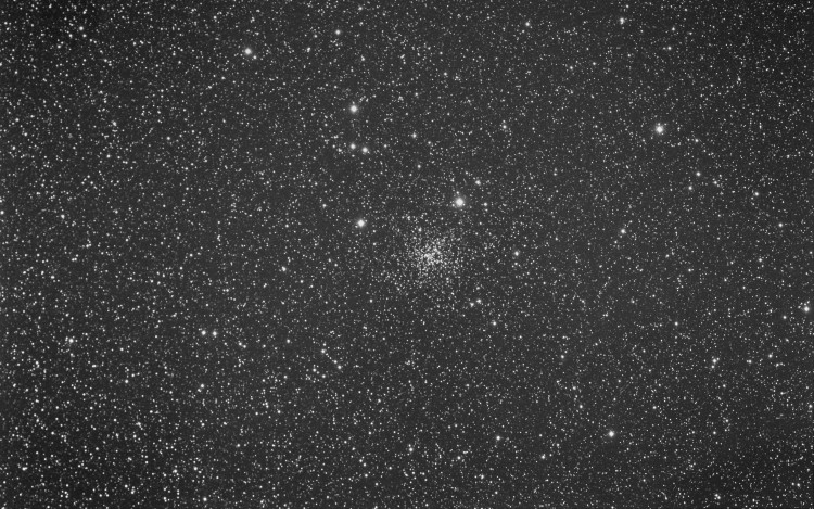 Vaak vlak voordat ik stop met opnemen pak ik wel eens een mono opname, zie hier NGC 6819 met een cle