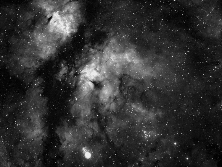 Ic 1318 b en omgeving, NGC 6920 en vele andere objecten zijn hier te zien in H Alfa. Ook een half uu