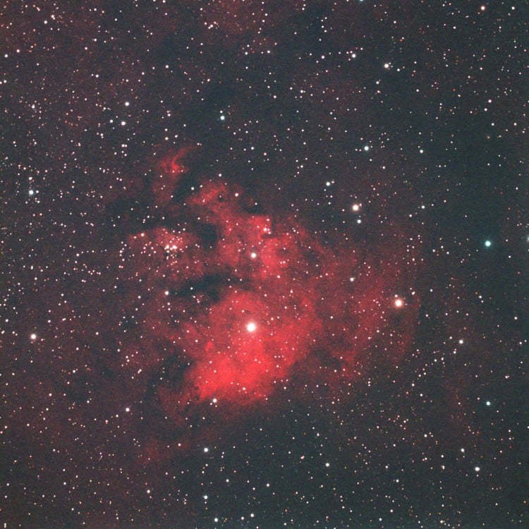 Dit is Cederblad 214, en klein sterrenhoopje ingebed in een nevel, NGC 7822, een half uur belicht. H