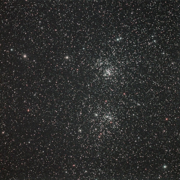 Als op een fluweel zwart kussen ligt de dubbele open sterrenhoop in Perseus, NGC 869 en NGC 884 en s