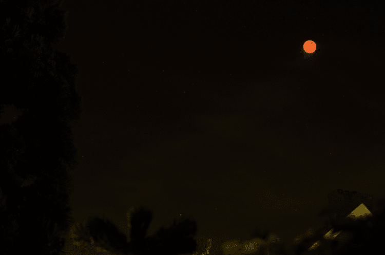 Mijn eerste sfeer plaatje van de maansverduistering. Lijkt op Thomas Covenants Cronicles “Moon