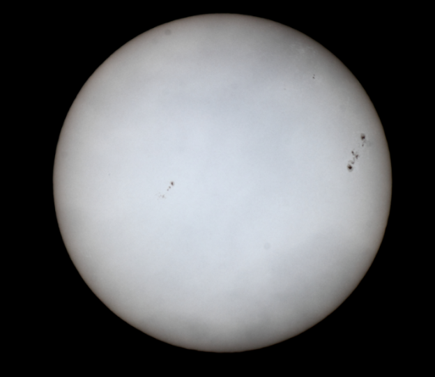 Ik zag op http://www.spaceweather.com dat er op het ogenblik op de Zon een mooie groep zonnevlekken