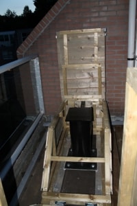 De wanden van de sterrenwacht zijn opgetrokken in rabatdelen, welke later aan de binnenzijden nog me