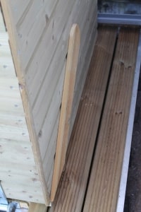 Voor de sluiting en borging tijdens storm gebruik ik eierkistsluitingen en borgpennen. De naaden en