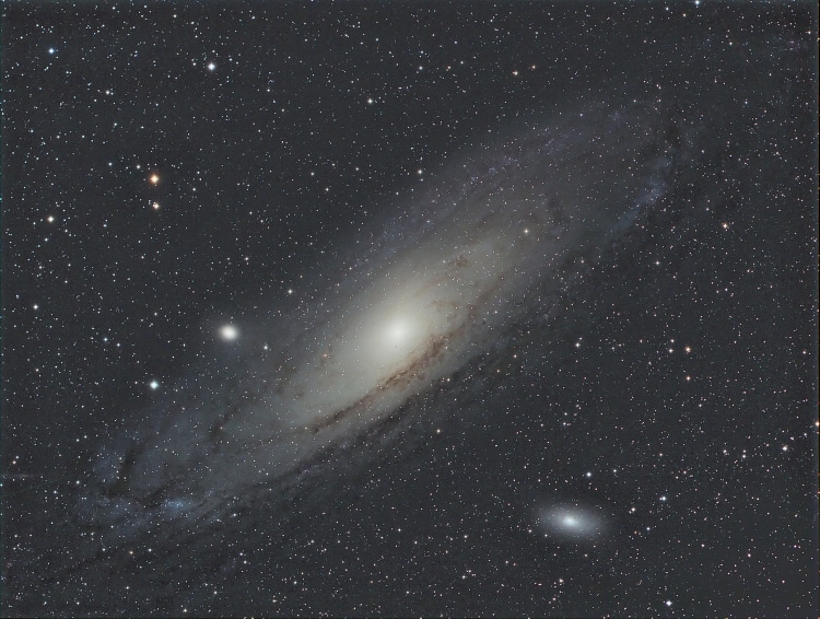 M 31 is wat later op de avond opgenomen en met de FSQ 106mm F 5 genomen en de STT 8300 M camera in R