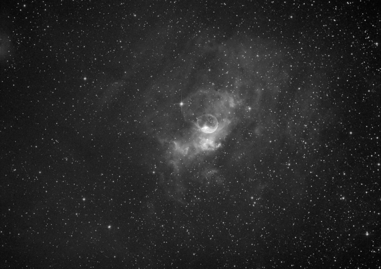 NGC 7635 de Zeepbelnevel opgenomen in H Alfa met de BS 250 F 4 met RCC corrector en de STT 8300 M op