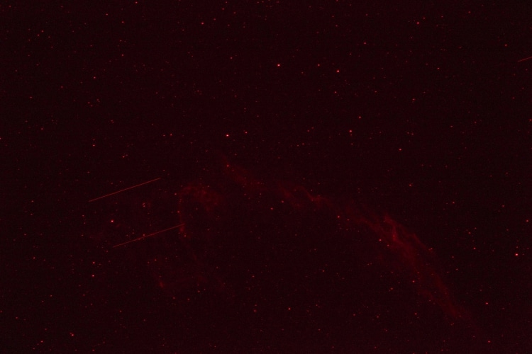 Dit is een opname van 300 sec van de Western Veil Nebula, opname van 02-10-15, wat kunnen die strepe