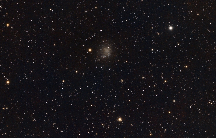 IC 1613 is een onregelmatig dwergstelsel en maakt deel uit van de lokale groep. Ik dacht dat 3 uur (
