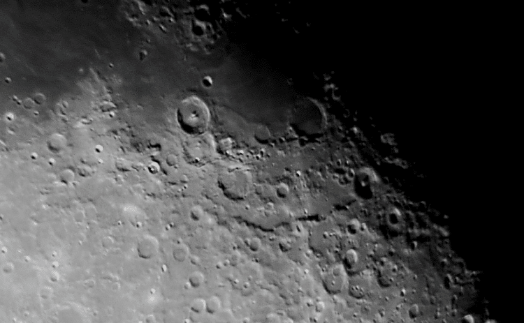 Nog een nieuwe bewerking van 25 frames t=1/60 sec en ISO 400. Volgens mij een stuk scherper Maan 31-