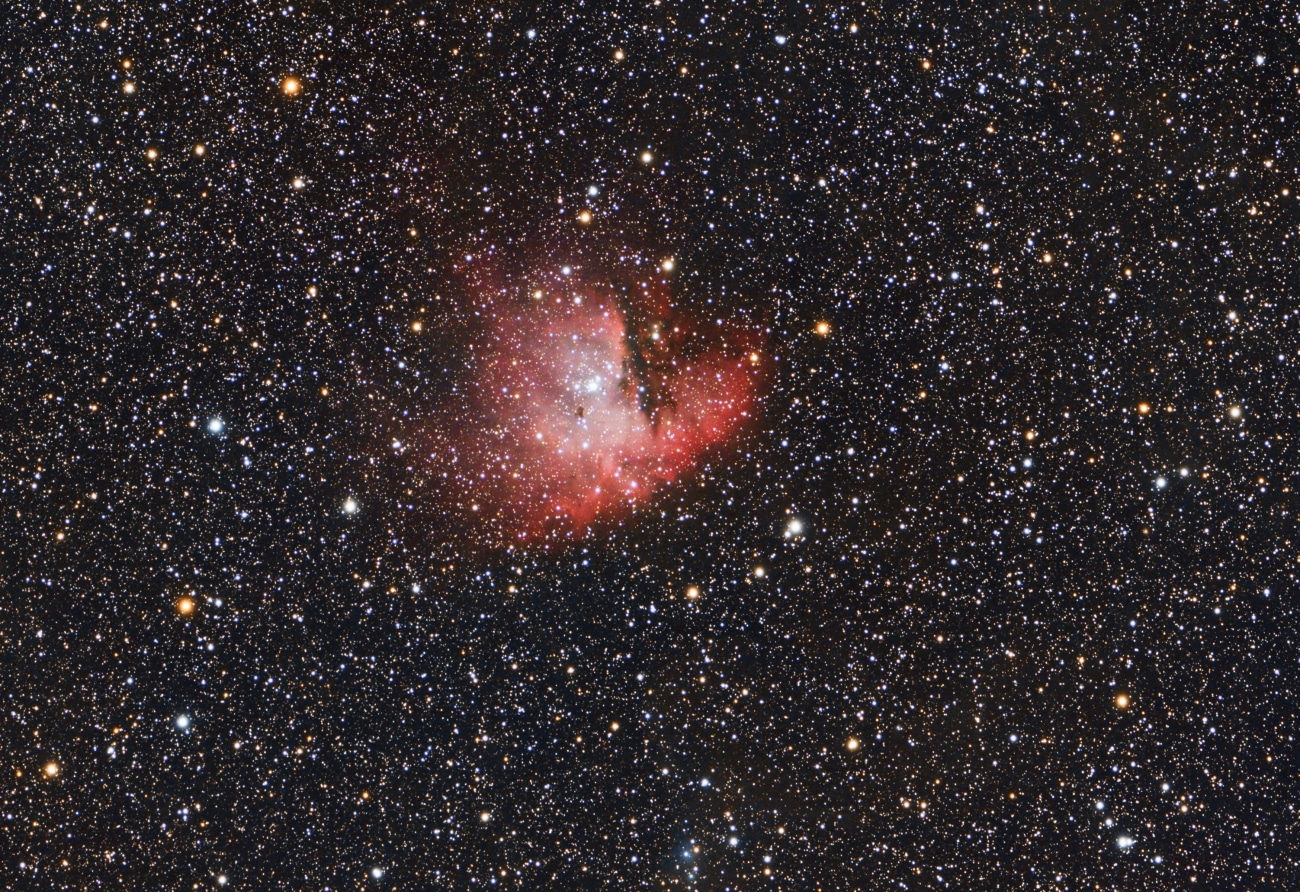 Omdat het hier inderdaad fijn weer is stromen de subs ‘s nachts binnen. Dit is NGC281, de Pacm