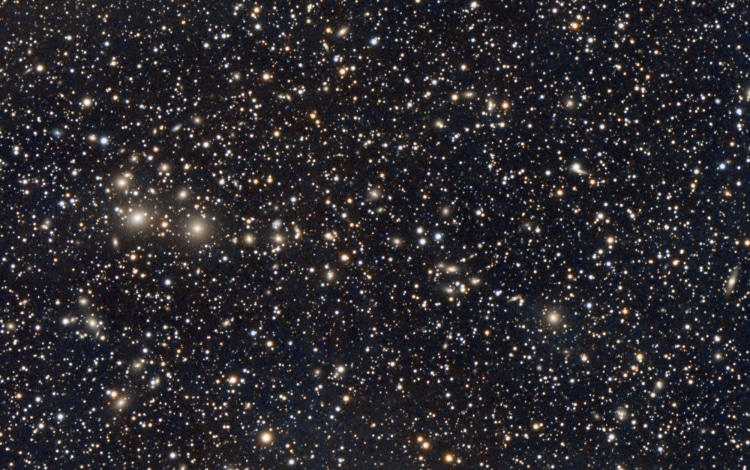 De Perseus A cluster bevat duizenden sterrenstelsels op een afstand van zo’n 250 miljoen light