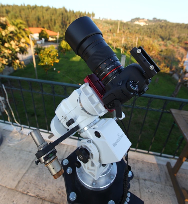 De maan komt nog te vroeg op deze dagen, maar een mooie gelegenheid om te spelen met de Samyang 135m