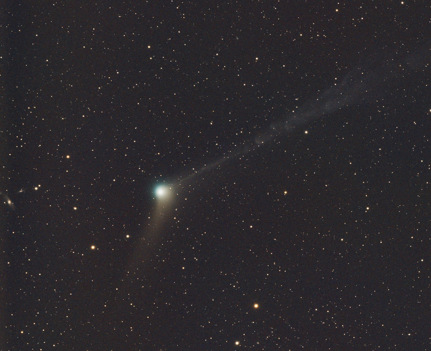 C/2013 US10 Catalina. 21-december 2015 06:00 GMT. Links 9×240 seconden iso 1600 (Esprit 100/Can