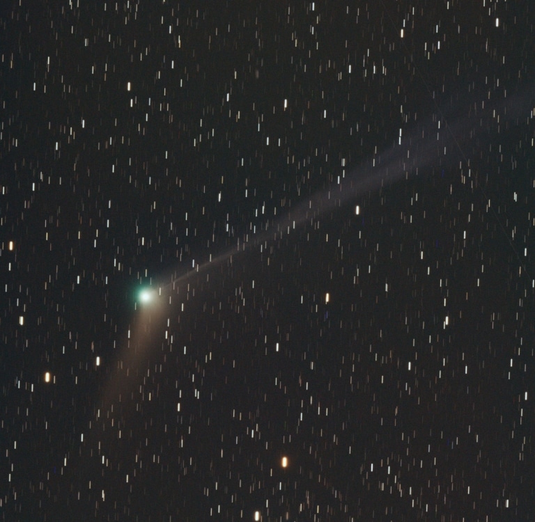 C/2013 US10 Catalina. 21-december 2015 06:00 GMT. Links 9×240 seconden iso 1600 (Esprit 100/Can