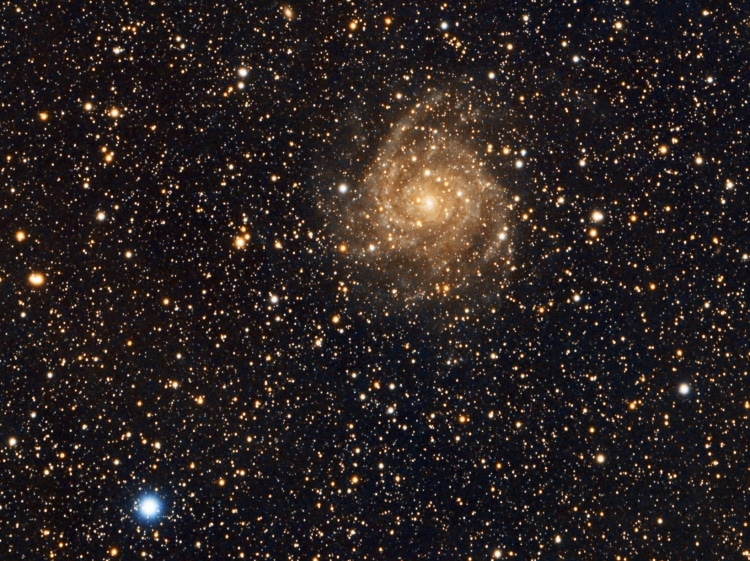 IC342 , het “verborgen sterrenstelsel”. Verborgen achter het stof in het vlak van de mel