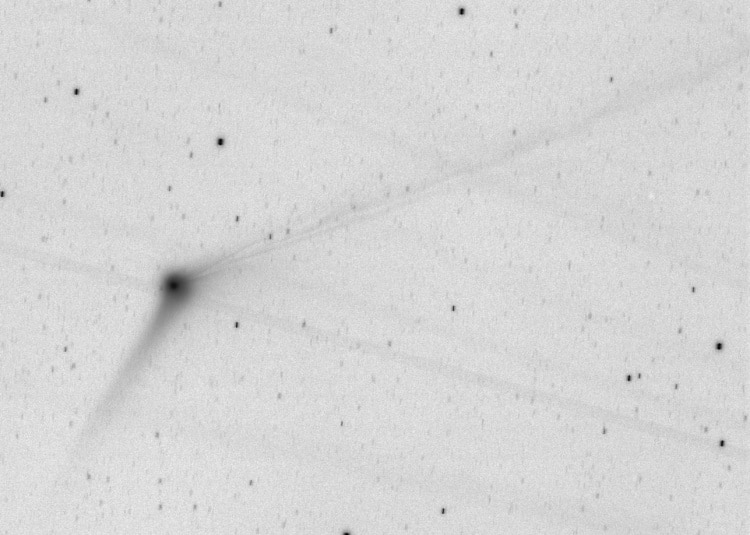 C/2013 US10 Catalina in DSS “Cometstackmode”. Daardoor meer detail in de ionen staart (O