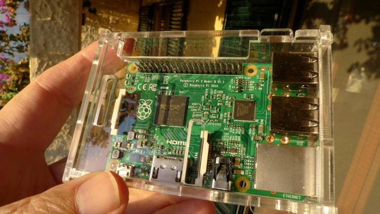 Ja, ik ben aan het spelen met de Pi, heb verschillende Micro SD kaartjes met elk hun eigen operating