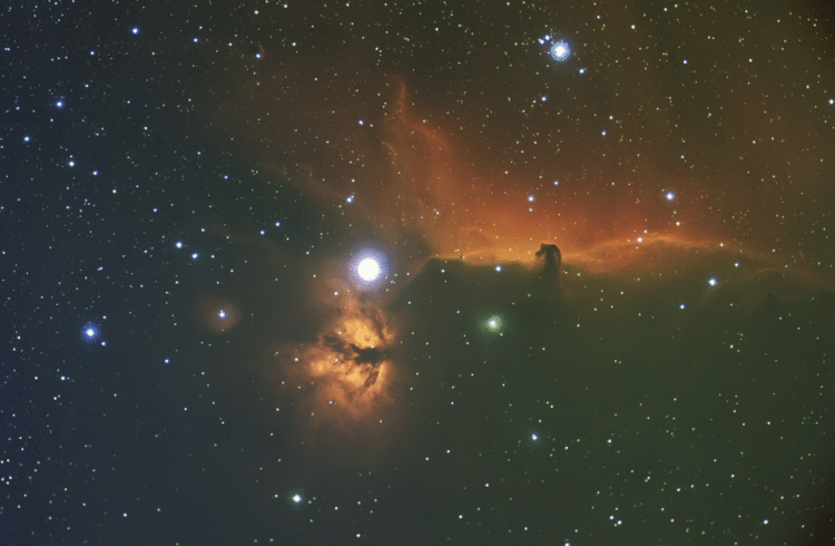 Eindelijk mijn eerste opname met H-a, OIII, en SII filters van de Horsehead Nebula. 7-10 opnamen per
